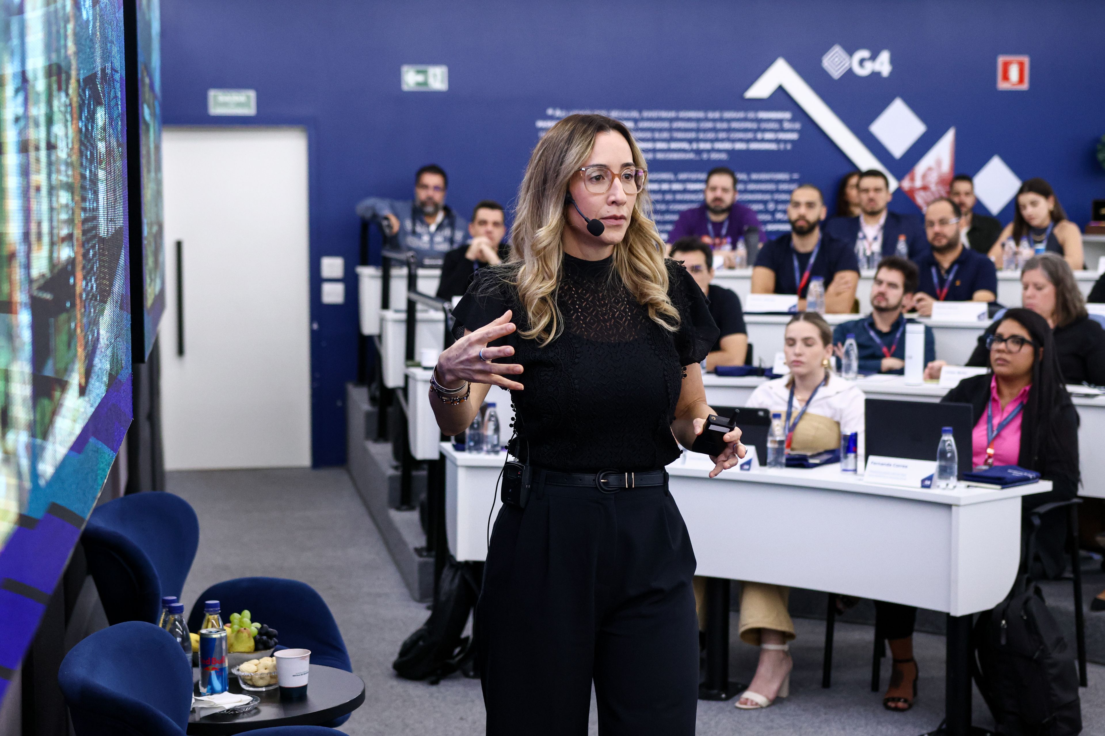 Paula gesticulando G4