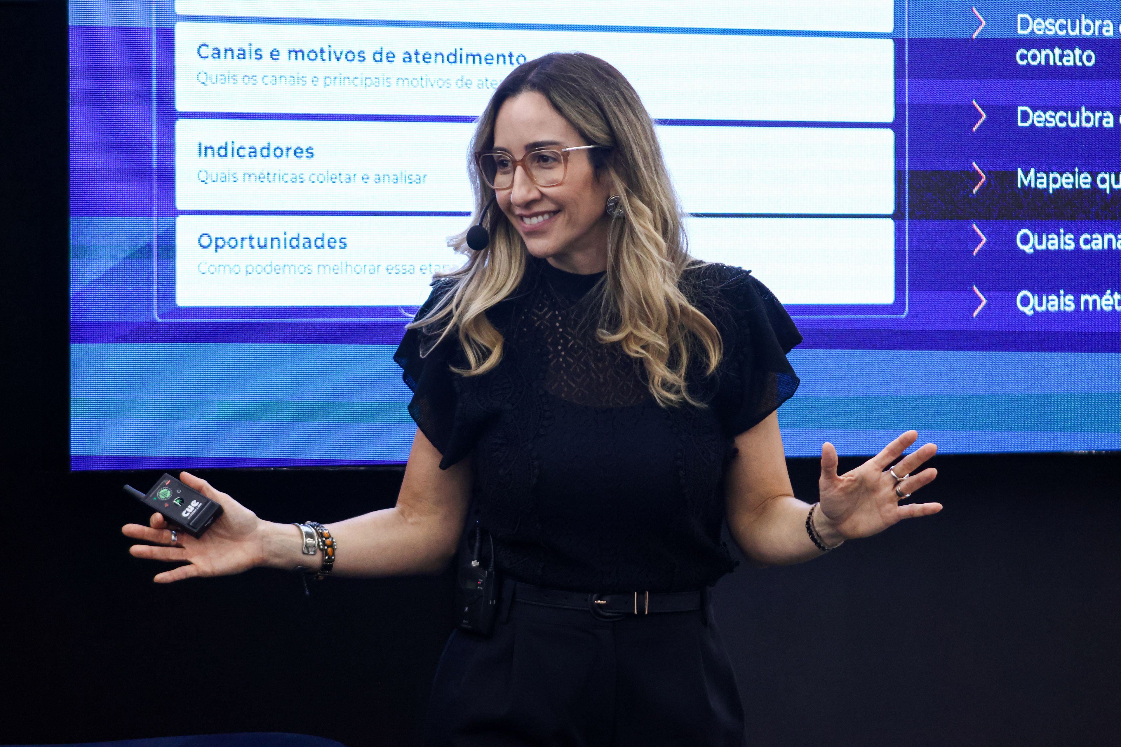 Paula Valio Pimenta palestrando